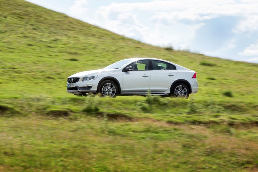  Volvo S60 Cross Country 2015 года  (UK) (фото 8 из 23)